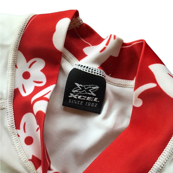 Xcel Rash guard with red and white floral print - Picture 5 of 8
